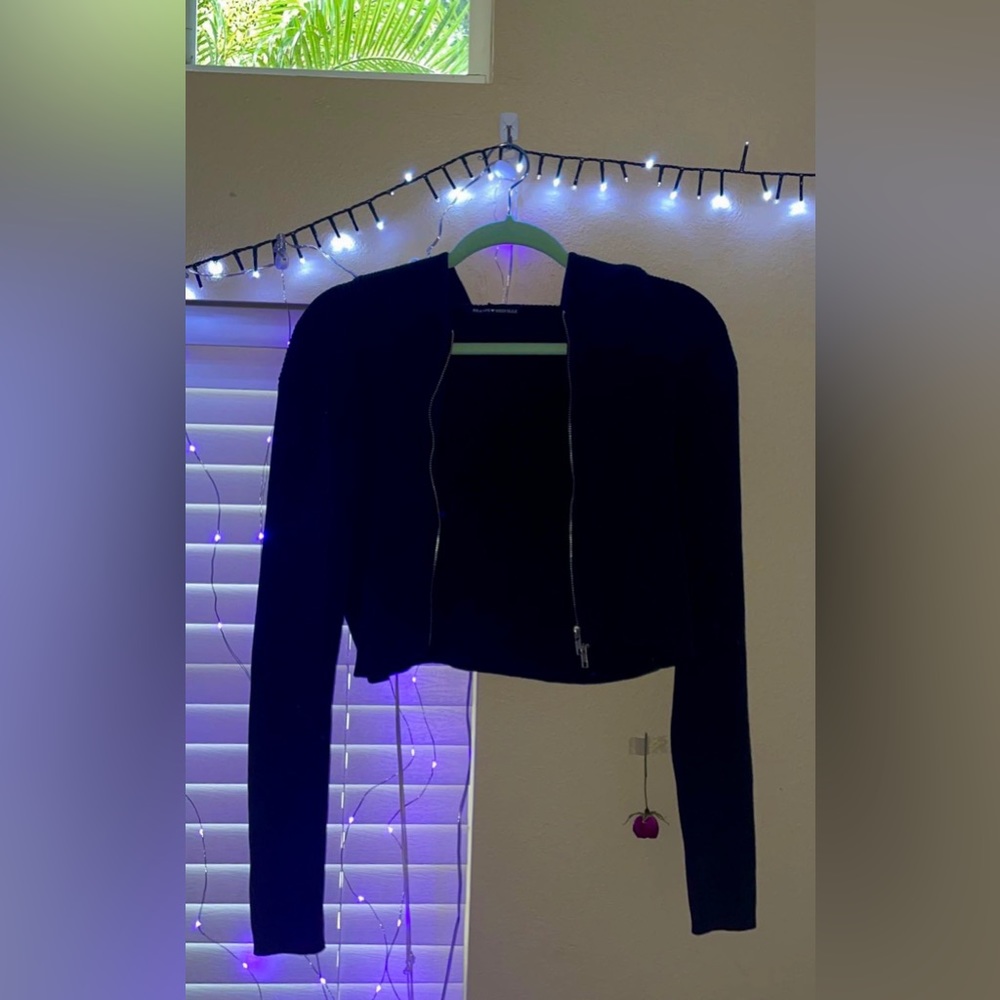 black zip up hoodie crop